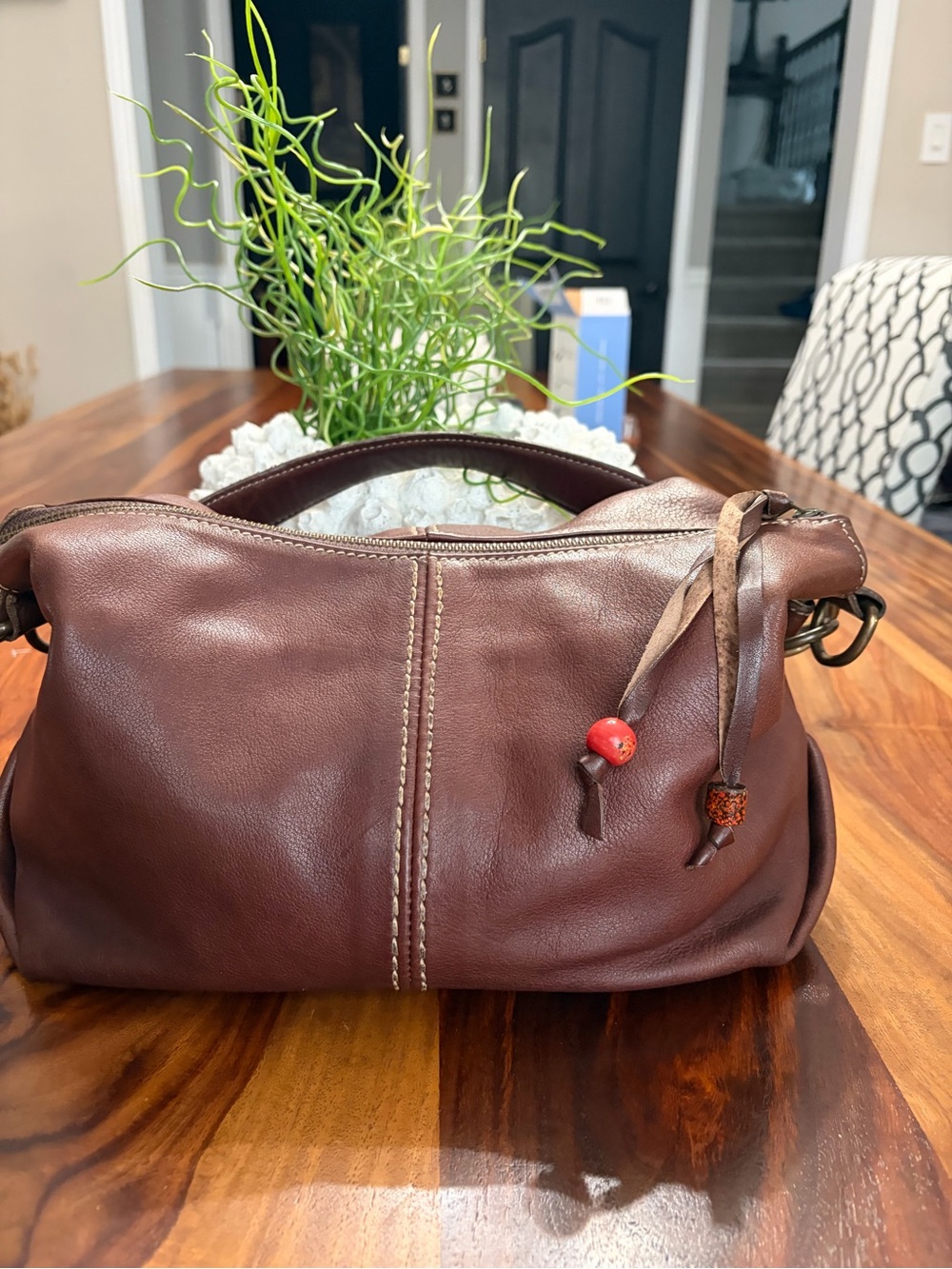 Roots Brown Leather Shoulder Bag with Tassel Bead Accent 🇨🇦🇨🇦🇨🇦